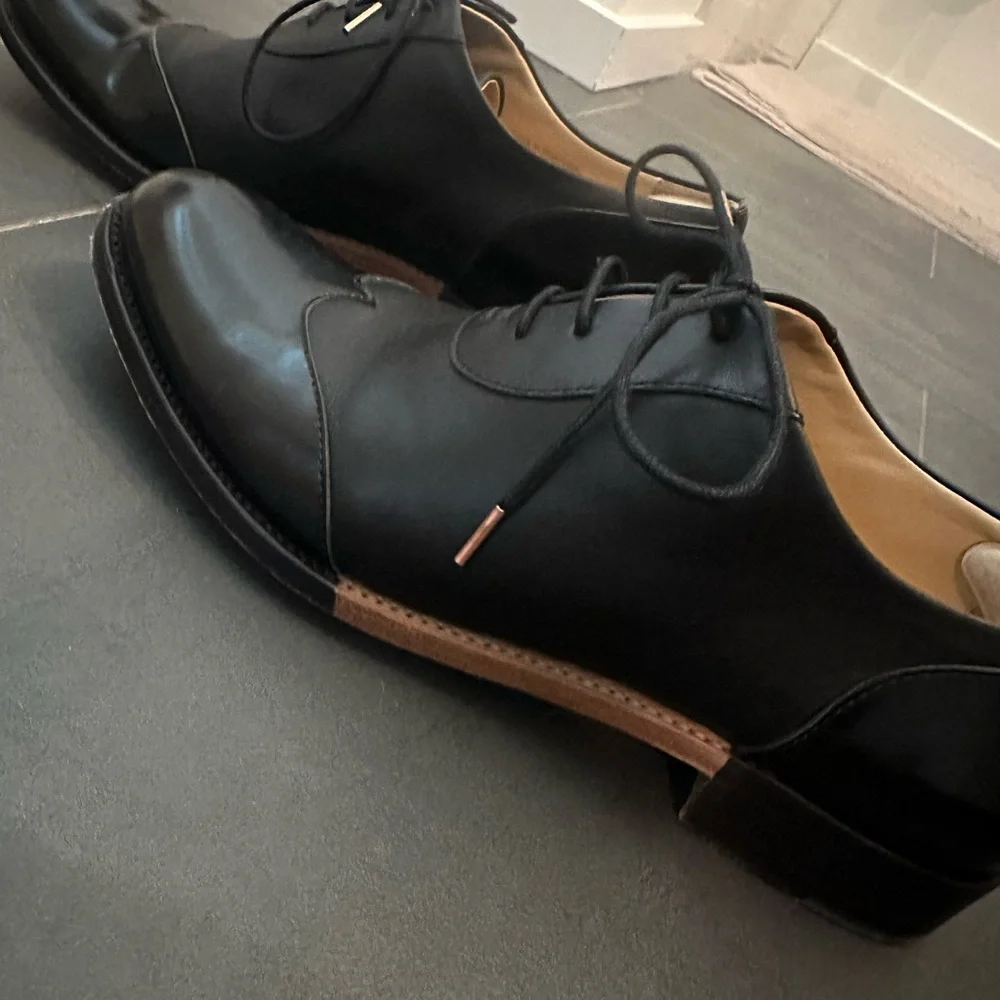 Elegant Black Leather Women's Loafers - Picture 2 of 3